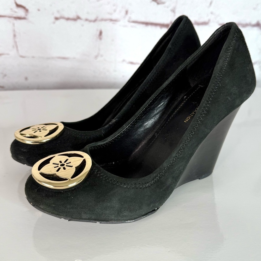 BCBGeneration Black Suede Round Closed Toe Wedge Wooden Heel Size 7 - Picture 5 of 16